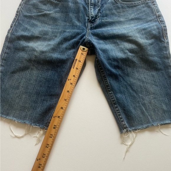 EUC‎ Levi's 511 Shorts Size 32x10 Mens Slim Bermuda Blue Denim Shorts (B5) - Picture 3 of 7